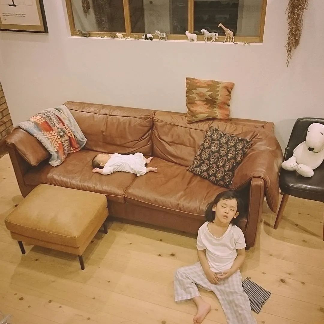 视觉志|“看看一个女孩睡觉的100种姿势”｜百家故事