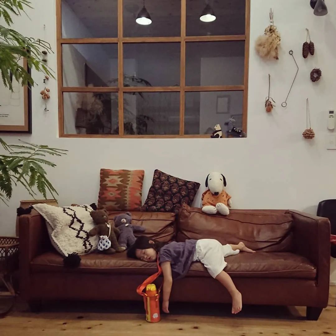 视觉志|“看看一个女孩睡觉的100种姿势”｜百家故事