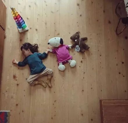 视觉志|“看看一个女孩睡觉的100种姿势”｜百家故事