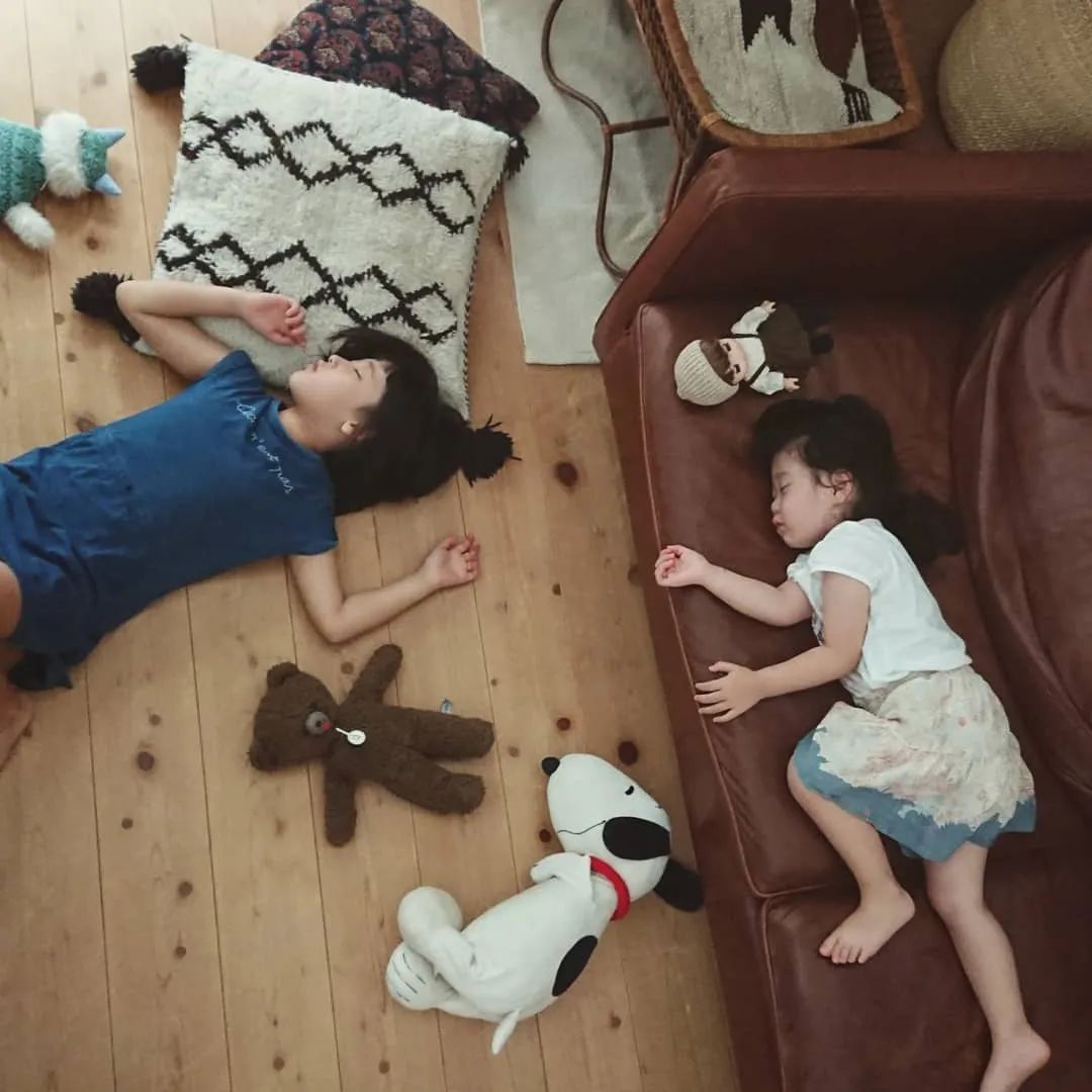 视觉志|“看看一个女孩睡觉的100种姿势”｜百家故事