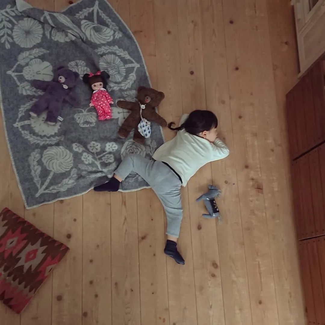 视觉志|“看看一个女孩睡觉的100种姿势”｜百家故事