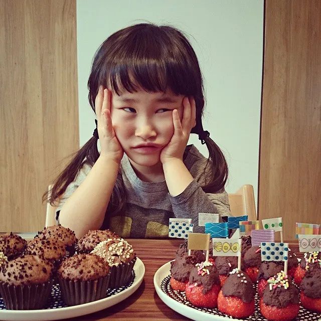 视觉志|“看看一个女孩睡觉的100种姿势”｜百家故事