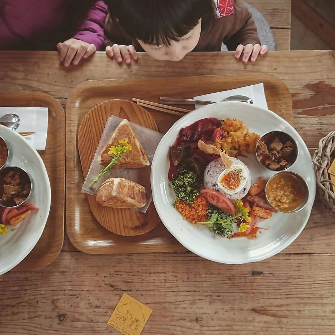 视觉志|“看看一个女孩睡觉的100种姿势”｜百家故事