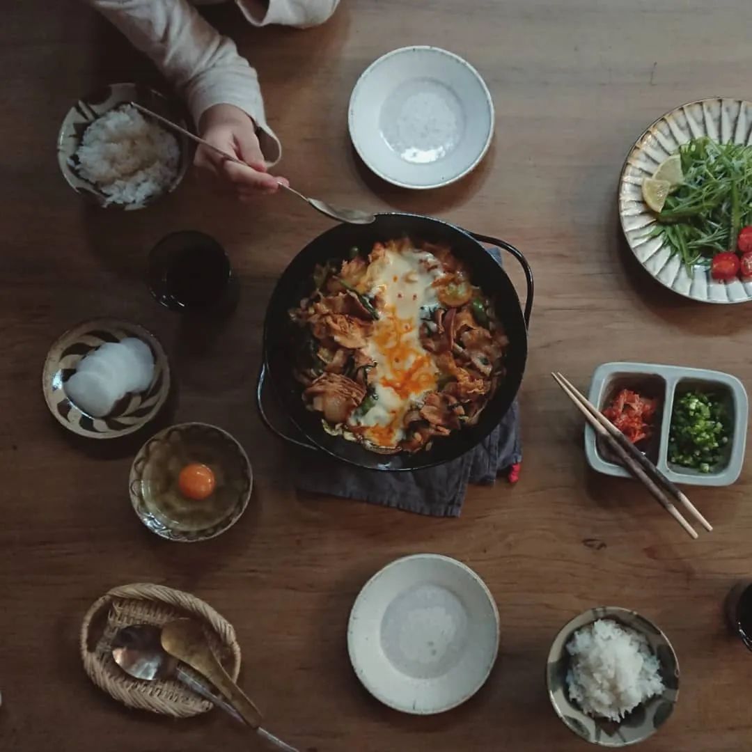 视觉志|“看看一个女孩睡觉的100种姿势”｜百家故事