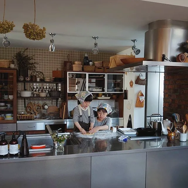 视觉志|“看看一个女孩睡觉的100种姿势”｜百家故事