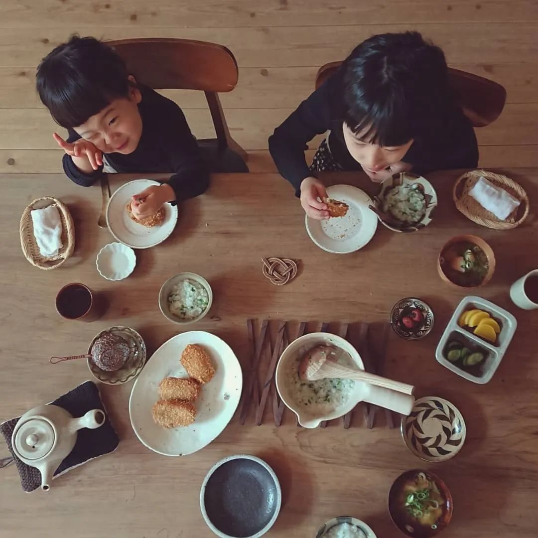 视觉志|“看看一个女孩睡觉的100种姿势”｜百家故事