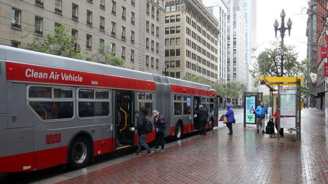 环球时报|美国公交司机拒载三名未戴口罩男子，竟遭棒球棍痛殴