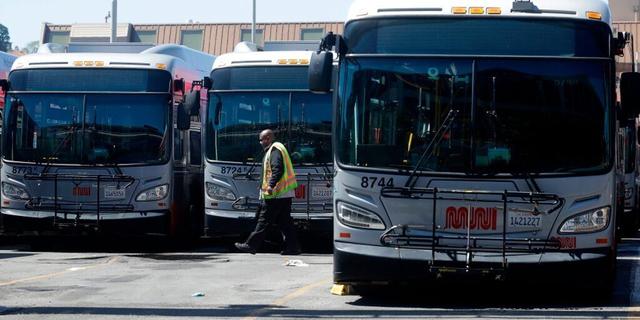 环球时报|美国公交司机拒载三名未戴口罩男子，竟遭棒球棍痛殴