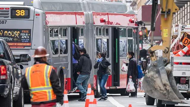 环球时报|美国公交司机拒载三名未戴口罩男子，竟遭棒球棍痛殴