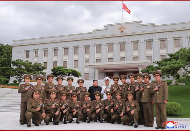 环球时报|金正恩授予朝鲜军队指挥成员纪念手枪