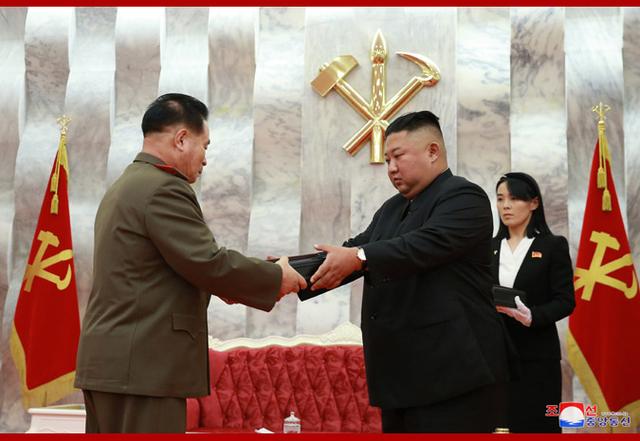 环球时报|金正恩授予朝鲜军队指挥成员纪念手枪