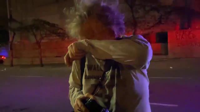 美国警察|向警察喊话却遭喷胡椒喷雾，美越战老兵：美国也曾派我去施暴