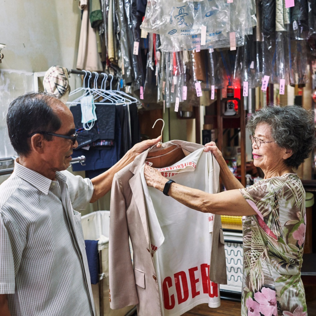 时尚|中国84岁老夫妻惊艳外媒！捡别人不要的衣服，竟搭出时尚大片！