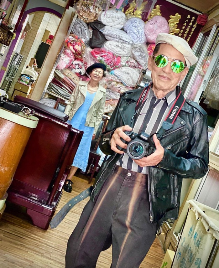 时尚|中国84岁老夫妻惊艳外媒！捡别人不要的衣服，竟搭出时尚大片！