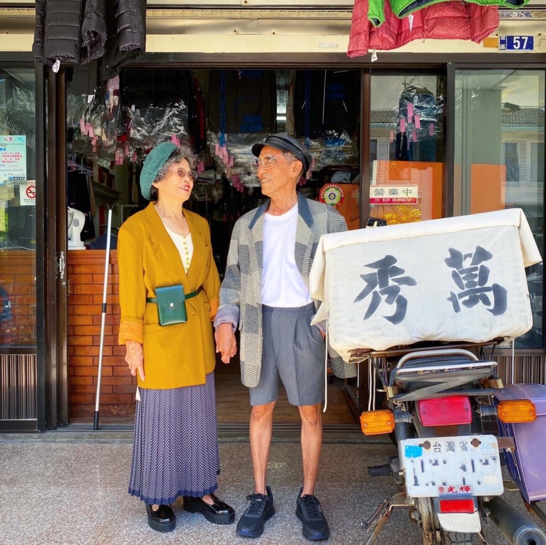 时尚|中国84岁老夫妻惊艳外媒！捡别人不要的衣服，竟搭出时尚大片！