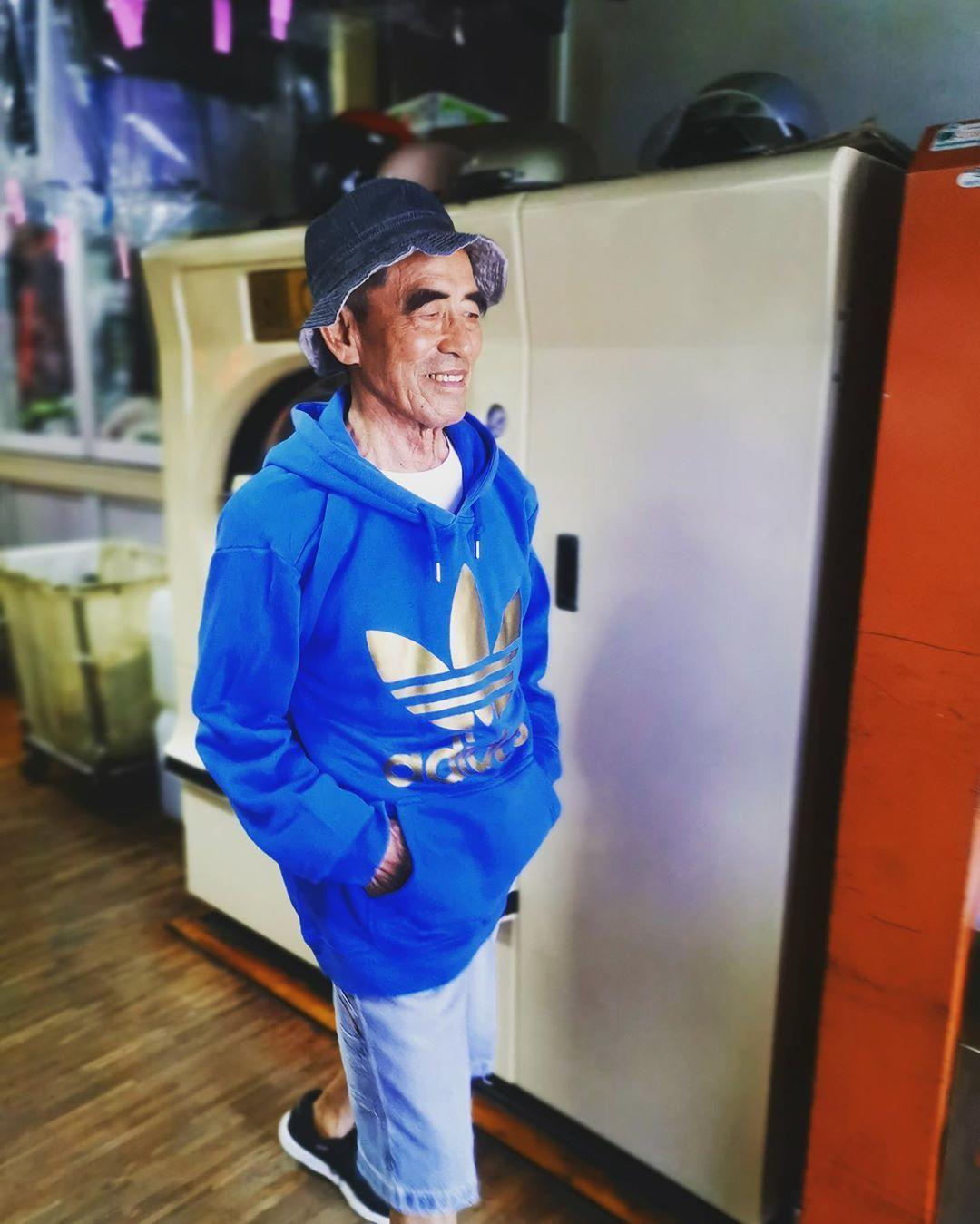 时尚|中国84岁老夫妻惊艳外媒！捡别人不要的衣服，竟搭出时尚大片！