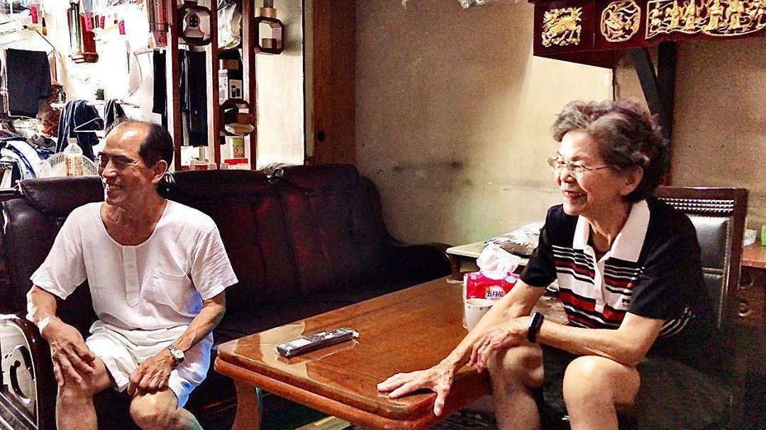 时尚|中国84岁老夫妻惊艳外媒！捡别人不要的衣服，竟搭出时尚大片！