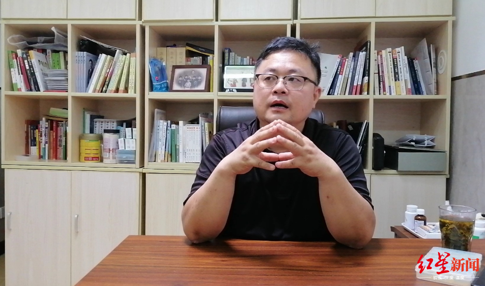 社会|“裸跑弟”超级简历再受质疑 “鹰爸”：儿子15岁前没进世界前五名校，我就承认失败