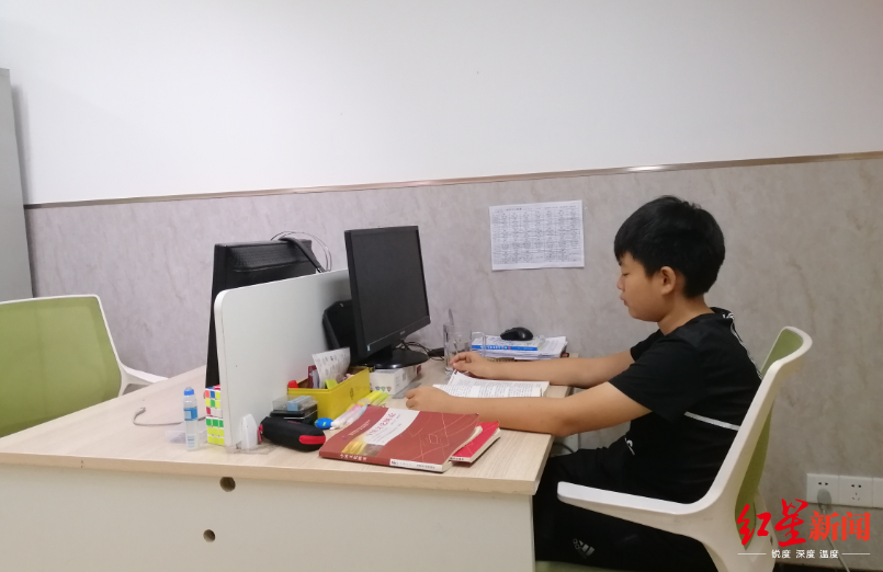 社会|“裸跑弟”超级简历再受质疑 “鹰爸”：儿子15岁前没进世界前五名校，我就承认失败