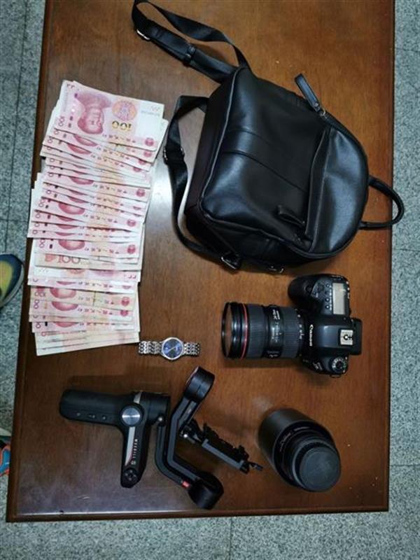 相机|摄影师大意丢失4万元相机，公交司机拾到后归还并婉拒酬谢