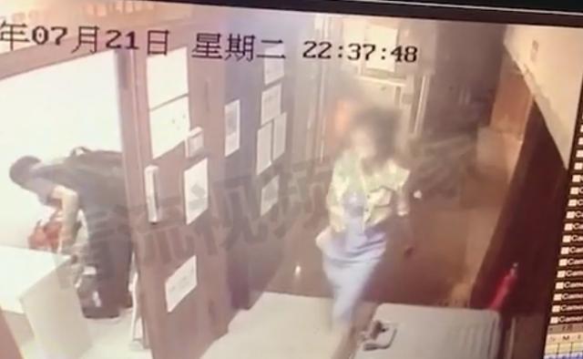 南国今报|女子深夜遭陌生男尾随到家门口，敲门喊话：我想约你