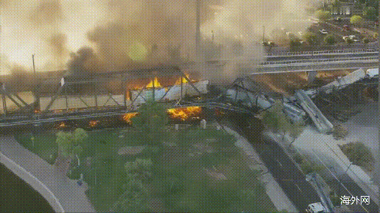 危险品|美国一列车脱轨燃起大火：压塌铁路桥，载有不明危险品