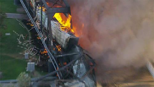 危险品|美国一列车脱轨燃起大火：压塌铁路桥，载有不明危险品