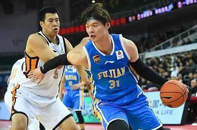 福建队的当家球星王哲林（右）