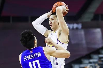 北控的球星孙悦（右）