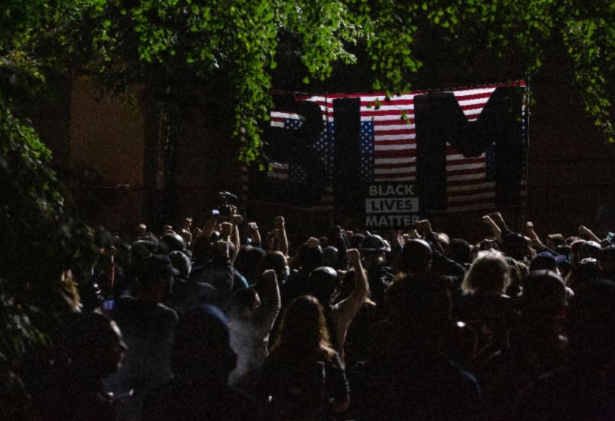 环球时报|暴力冲突不止，波特兰一公寓楼发生枪击案，现场发射子弹超150发