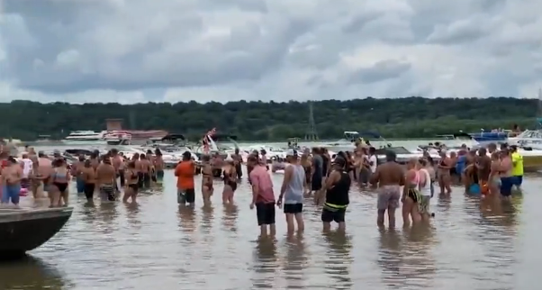 国际社会|美国这一幕吓坏美媒:500人参加狂欢,没人戴口罩