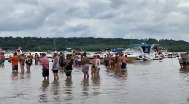 国际社会|美国这一幕吓坏美媒:500人参加狂欢,没人戴口罩