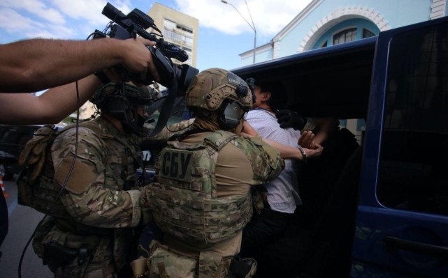 银行|男子自称“圣灵”威胁炸银行还要上电视,被乌克兰特种部队逮捕