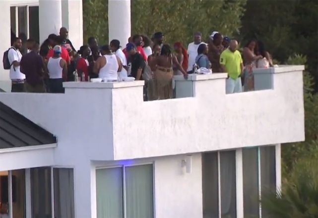 环球时报|洛杉矶豪宅聚会发生枪击案，导致1人死亡，4人受伤