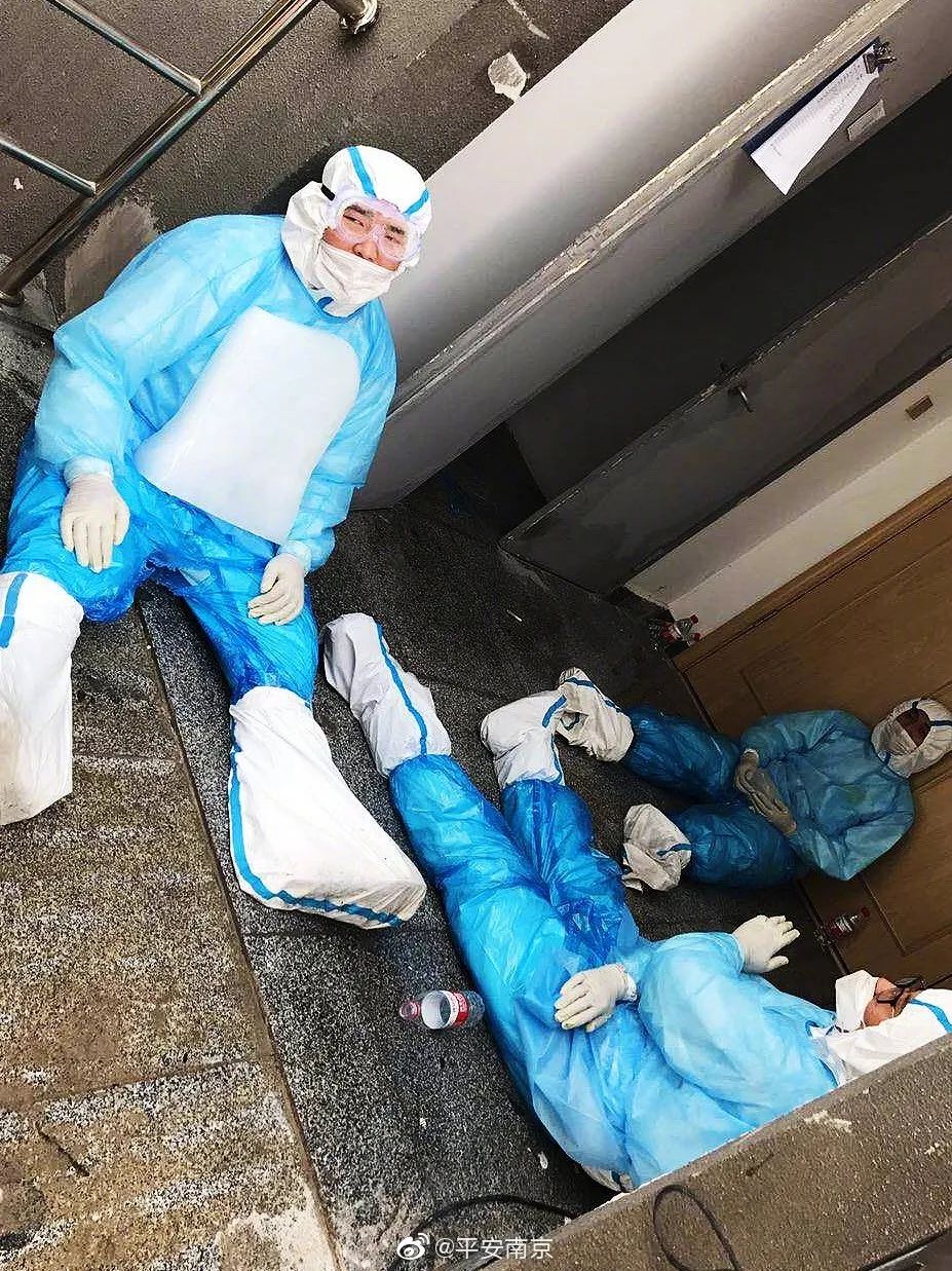 社会|“抱冰男孩”，火了！