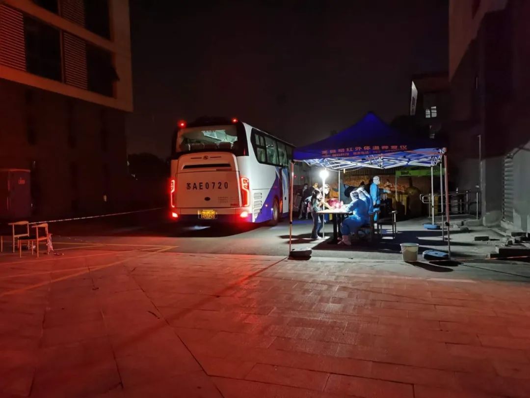 社会|“抱冰男孩”，火了！