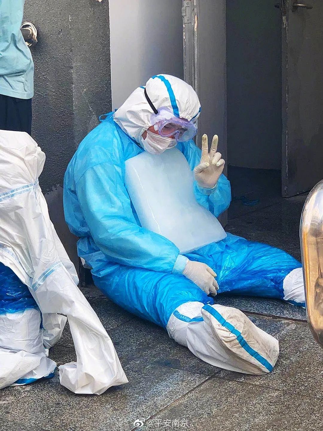 社会|“抱冰男孩”，火了！