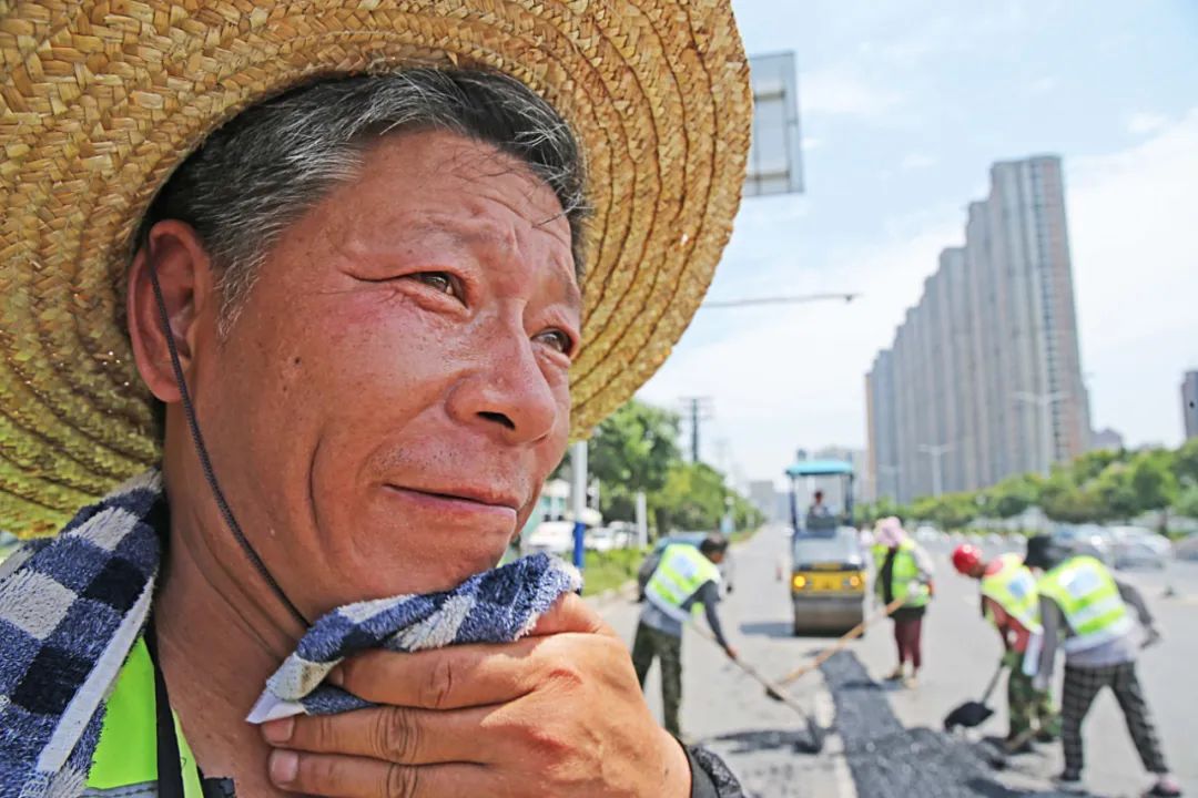 社会|“抱冰男孩”，火了！