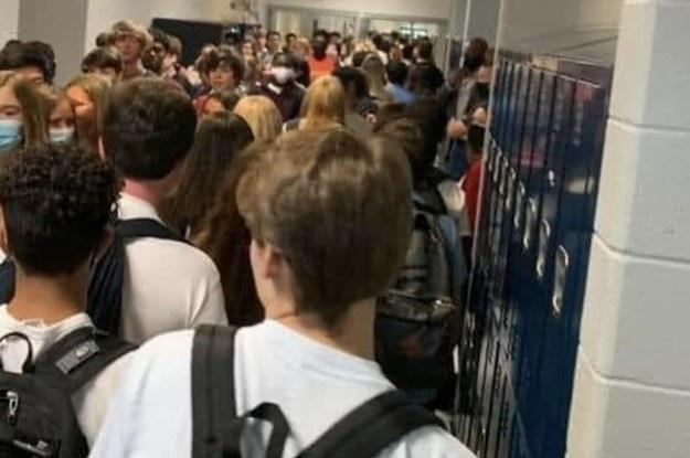 环球时报|美国女生拍摄学生拥挤场面提醒注意防疫，遭学校停课处分