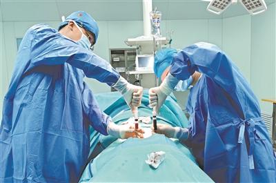 移植骨髓|12岁女孩为给爸爸捐献骨髓 一天吃6餐14天增重10斤