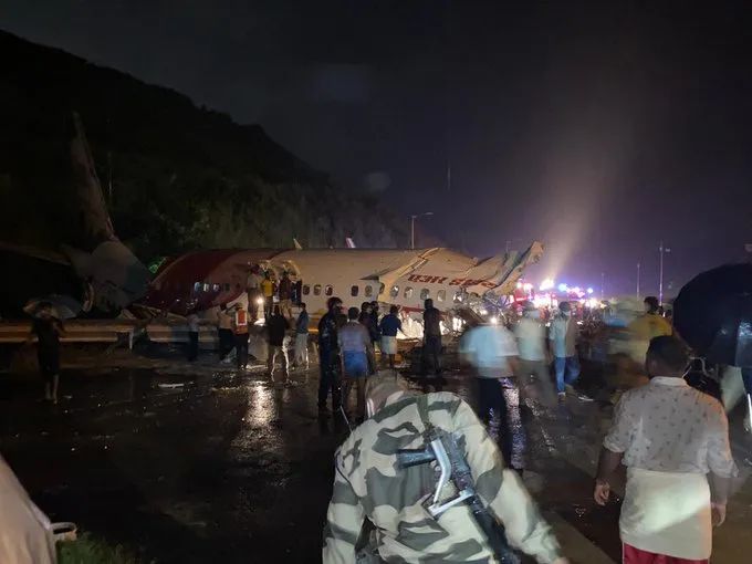 飞机黑匣子|印度坠毁客机 “黑匣子”已找到，死亡人数升至18人，2名乘客新冠阳性！更多细节曝光→