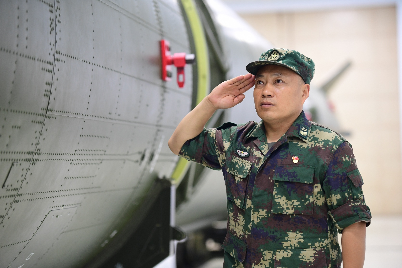 导弹|火箭军首位享受国务院特殊津贴的一级军士长退休:若有战,愿再以明目作导弹双眼