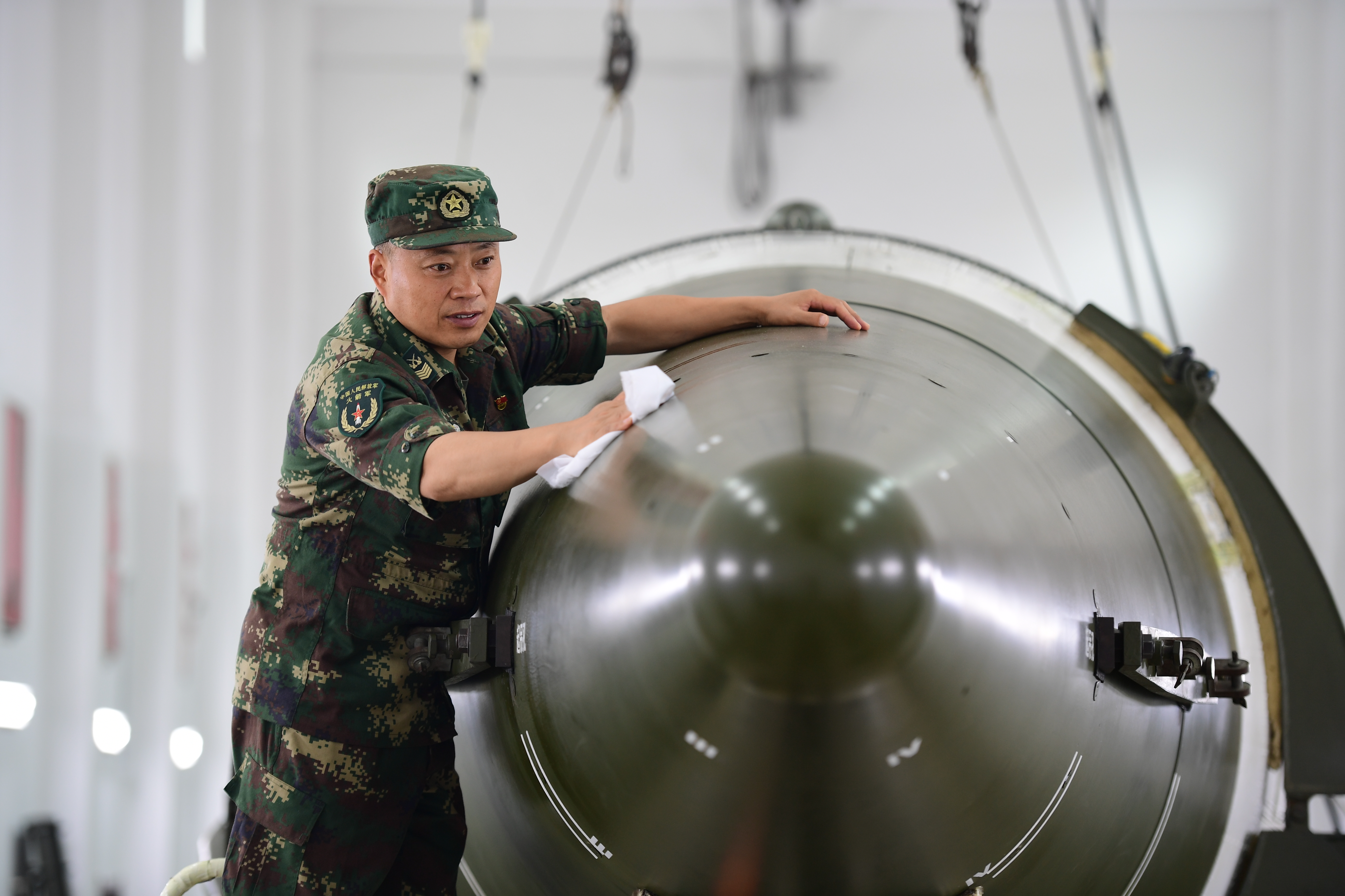 导弹|火箭军首位享受国务院特殊津贴的一级军士长退休:若有战,愿再以明目作导弹双眼