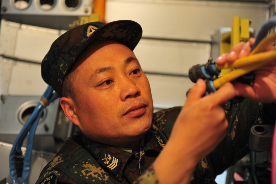 导弹|火箭军首位享受国务院特殊津贴的一级军士长退休:若有战,愿再以明目作导弹双眼