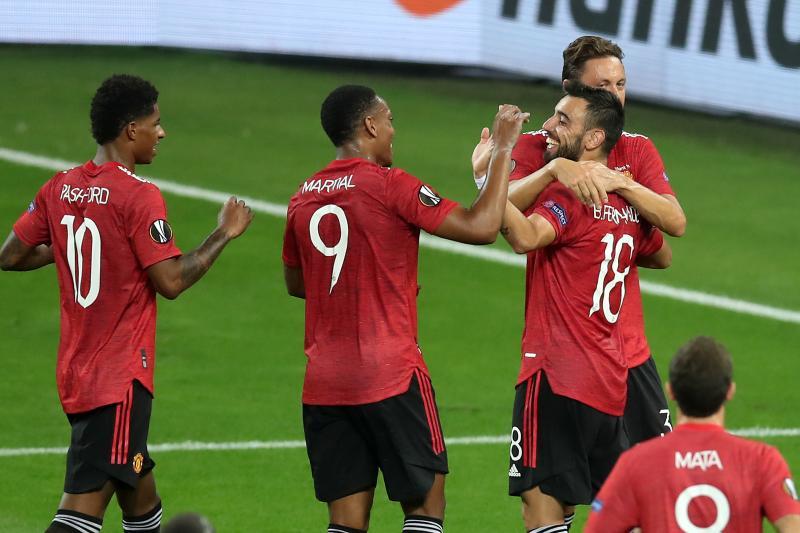 费尔南德斯（左三）进球后与队友庆祝 图/新华社