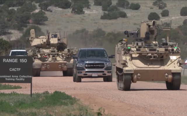 机器人|美国陆军完成首次机器人战车试验：士兵可躲在2公里外遥控机器人