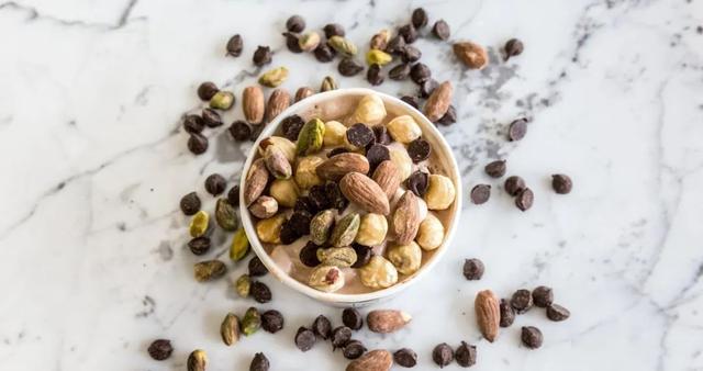 养生|「养生建议」好肾全靠养！多吃“2黑1白”，常揉3个部位