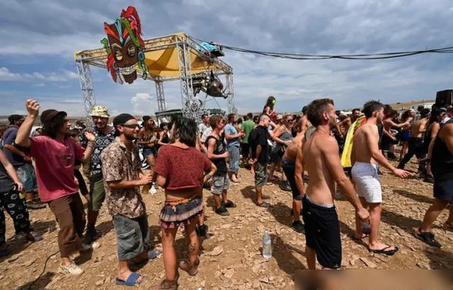 国际社会|无视防疫规定 法国万人强占牧场搞派对