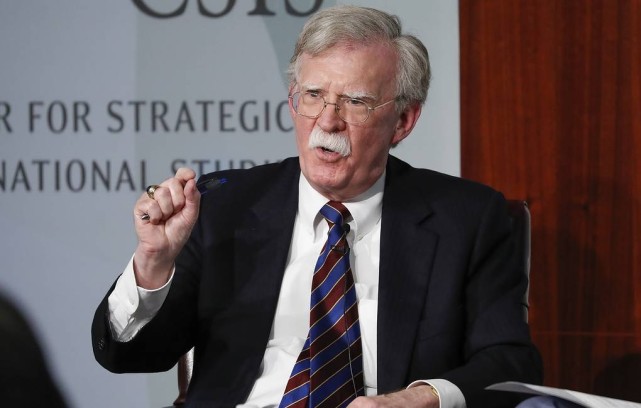 特朗普|博尔顿称特朗普信任普京胜过美情报部门，特朗普大骂：他是蠢人