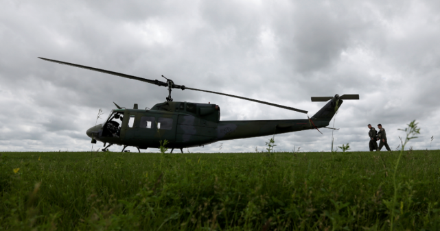 环球时报|美军直升机国内训练时竟遭枪击，被迫紧急着陆，FBI展开调查